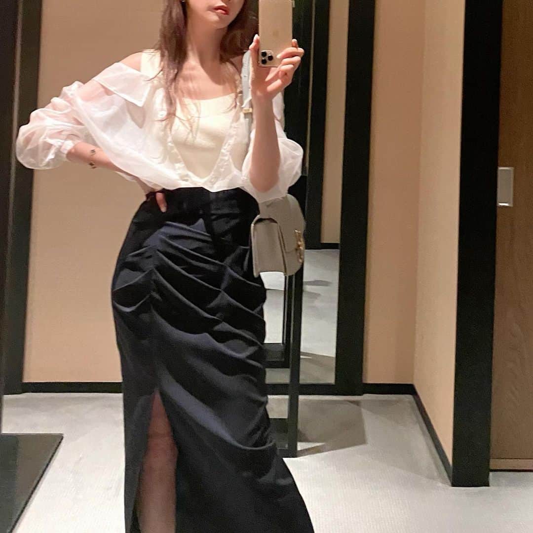 美香さんのインスタグラム写真 - (美香Instagram)「このスカート。 絶対買うって決めていました。  深めのスリットが思い切ってて 足回りが軽やか。 素材もサラサラでシワになりにくい。アシンメトリーのタックデザインがモードな印象を与えてくれて、女っぽいのに辛口でかなりタイプ。  トップスの透け感も好みすぎる。  上下ともに @fray_id です❤︎❤︎❤︎」3月25日 20時30分 - mikaofficial99