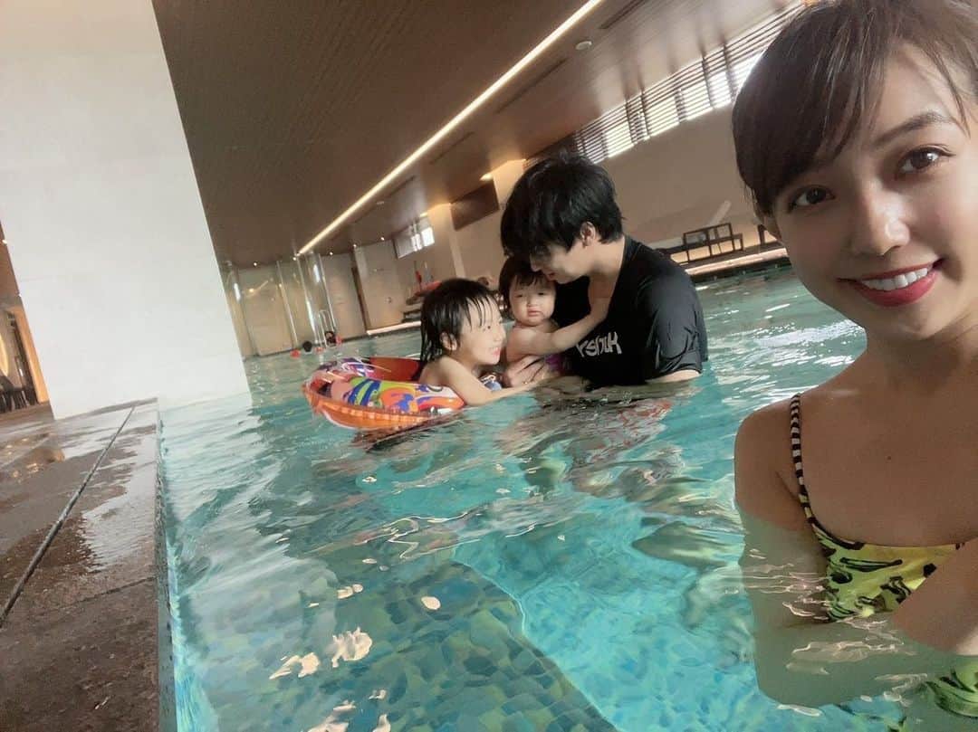 アレクサンダーのインスタグラム：「遊んでます❤️^_^ 沖縄最高^_^ 😙😙😙😙😚」