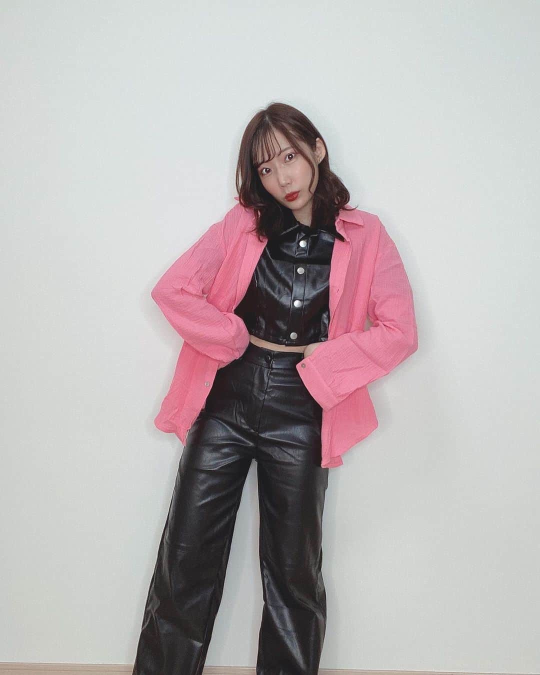 のインスタグラム：「SHEIN Spring saleが開催してるよー！  お買い上げ金額1～5,999円まではセール価格より15%OFF、6,000円以上は20%OFF！！  まじで普段SHEINで爆買いしてるからこのセールで私もめちゃくちゃ買います🙆🏻👌✨  クーポンコード→spring3618 オススメ商品→レザーパンツ：1849420 　　　　　　　レザーブラウス：6164137 　　　　　　　ピンクシャツ：3176879  #SHEINspringsale #SHEIN #ad @shein_japan」