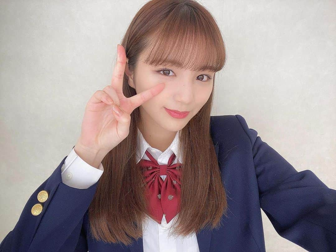 愛来さんのインスタグラム写真 - (愛来Instagram)「︎︎☁︎︎ 久しぶりの制服！ 卒業して1年経つなんて信じられない！笑 まだまだいけるよね🙄  #マイナビ #制服 #愛来」3月25日 20時47分 - amefurasshi_aira_official_