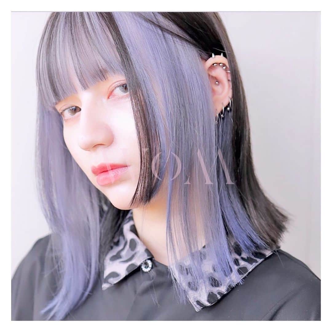 オオモトのインスタグラム：「可愛い髪型作ってます🤚🏻✂︎ ・  WOM  代表　オオモト @bobby_omoto_style @wom_hair_ ・ 直近空き予約や、日々の髪型はストーリーにて随時投稿しております🤚🏻 ・ お値段、ご予約方法、場所、などはストーリーハイライトに明記しております✨ 税抜表示 ご新規様ブリーチ最終受付17時半 バングとハイインナーカラーのセットメニューになります。←全頭ブリーチ2回目安  ・ ・」