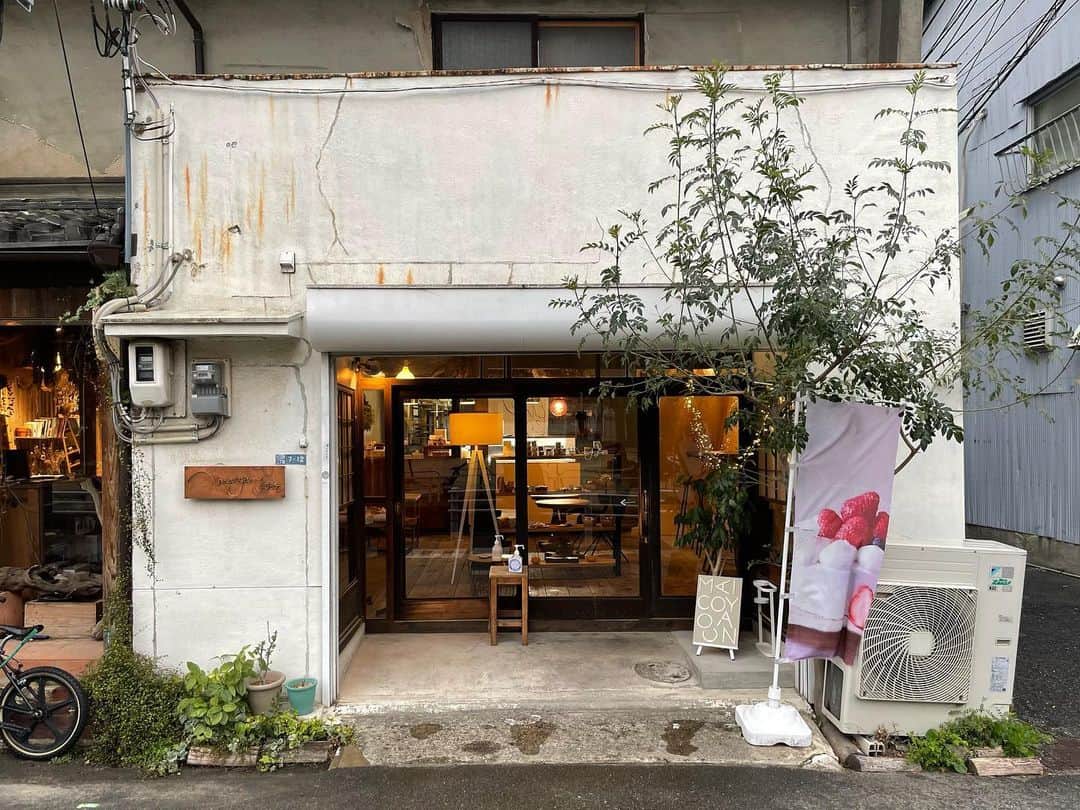 のインスタグラム：「大阪、谷町六丁目。 かわいらしいサイズ感のかわいらしいカフェ。 スイーツが本当に美味しかった。  今日はトークダンテありがとうございました。 あんなにたくさんの方々が来てくださるとは思ってなかったので、面食らいました。 また祇園でやる時はよろしくお願いします。 明日も朝から頑張ります。  #maiyancoco #cafe #coffee #カフェ #コーヒー #喫茶店 #大阪カフェ #谷町六丁目カフェ #カフェ芸人」