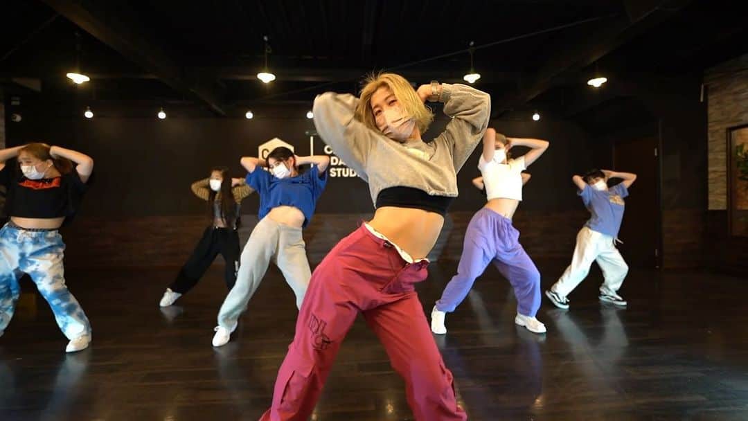HANAのインスタグラム：「🎧 Toxic / @britneyspears  🏠 @camuro_dance_studio  👗 @kaupili.official @ng_xoxo.s2.jp   来週と再来週はお休みです🙇🏼‍♀️ その次の4/14はありますっ♡♡  new choreoやるのでぜひ🤝🌸 少人数なのでひとりひとりしっかり見れます🧏‍♀️  一緒に踊りましょう😘  とにかくToxicは懐かしいすぎ👏👏 小学生の時にキャリーもって踊った🛩💖」