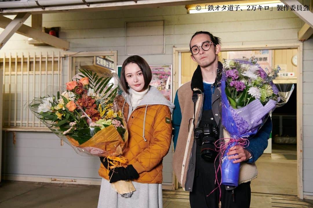 鉄オタ道子、2万キロさんのインスタグラム写真 - (鉄オタ道子、2万キロInstagram)「今夜の放送前に「#鉄オタ道子、2万キロ」のクランクアップ写真をどうぞ📸  全国各地での撮影、本当にお疲れさまでした😊  #玉城ティナ #栗原類  #今夜0時52分放送」3月25日 21時24分 - tetsuotamichiko