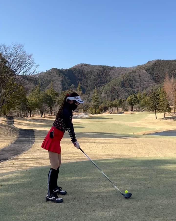 のインスタグラム：「. ドライバー🏌️‍♀️ ストーリーに載せてたけど、記録用でフィードにも！✨ . この日は男性のキャディさんだったんだけど、褒めてくれて嬉しかった😆✨ 褒められるとぐんぐん伸びるタイプ❣️笑 . あとこのハートのヘアゴム見て〜！❤️ とってもかわいいの〜❤️ ハートの部分は磁石でくっついてるから、グリーン上では取ってマーカーとしても使えるみたい！ だいぶ存在感があると思うけど🤣❣️ . #ゴルフ女子#ゴルフ#ゴルフウェア#ゴルフコーデ#ゴルフファッション#ゴルフスイング#ゴルフスイング動画#スイング動画#ドライバー#ドライバーショット#パーリーゲイツ#ハート#golf#golfswing#golfwear#golflife#golflifestyle#golfer#golfgirl#golfwang#golfstagram#golfshot#golfclub#golfcourse#pearlygates#heart#japanesegirl」