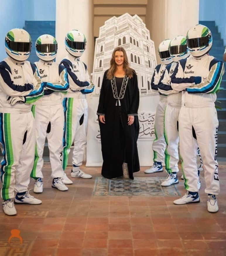 アリッサ・アーチェのインスタグラム：「In honor of opening day @F1 in #Jeddah I thought this would be the most appropriate photo to post. To our luck while visiting #albalad #jeddahhistoricdistrict we ran into the #SaudiRacers at #Shurbatly building on our way to @meddcoffee n lucky them to have @miss_alyssaarce pose right there in the most famous @nasibahafiz #Abaya #love #حب Wishing all the #f1 racers a safe n fun race  #BlessedFriday ya’ll  #formula1 #formula #f1 #saudiarabia #starwars #starwarsstomtrooper (at least that what they looked like to me) #saudiformula #saudiairlines #saudia #visitjeddah #visitsaudi #sauditourism」