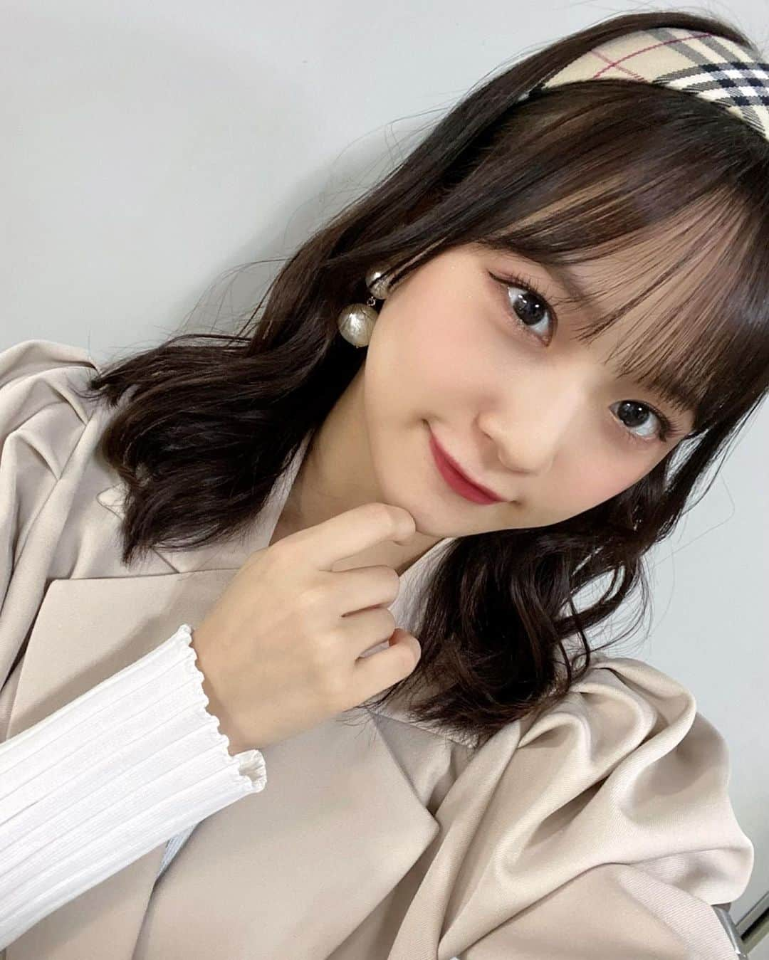 稲場愛香さんのインスタグラム写真 - (稲場愛香Instagram)「🤎🧥 ⁡ ⁡ ⁡ #juicejuice #稲場愛香 #オフショット #グッズ  #burberry みたいな #カチューシャ #かわいい  #茶色コーデ #春 👢」3月25日 21時50分 - manaka_inaba.official