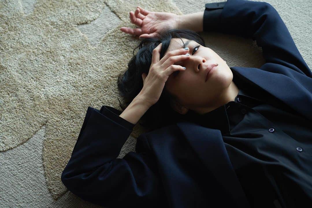 水川あさみのインスタグラム：「@madamefigarojapon …other cut. Photography: TAKESHI HANZAWA Styling: MIHO OKABE Hair&Makeup: TAMAE OKANO Editing: AI KIKUCHI EDWARDS」