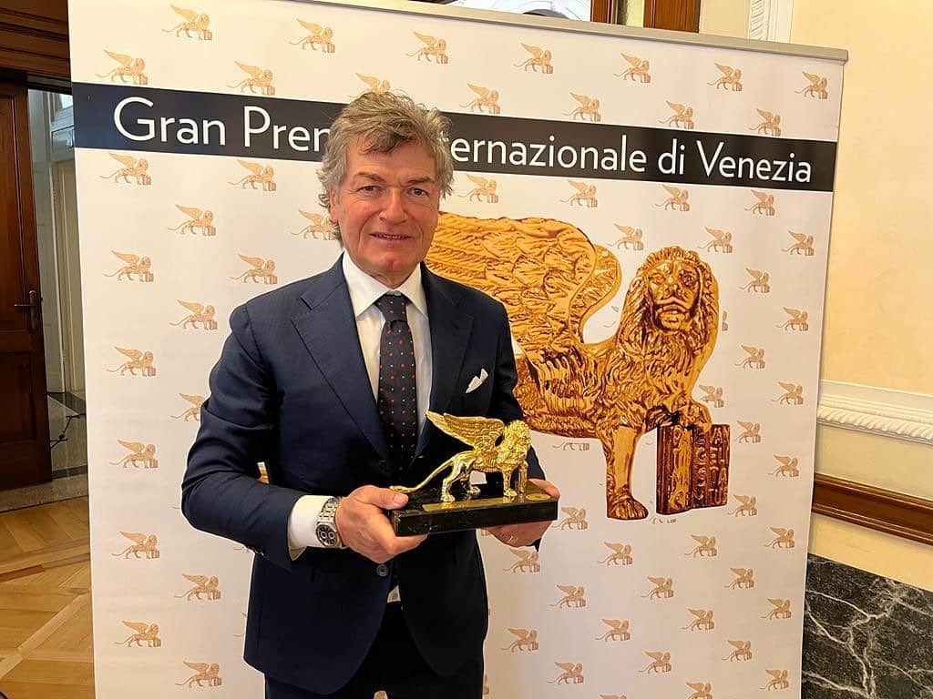 ジャンカルロ・アントニョーニのインスタグラム：「Onorato di aver ricevuto questo prestigioso riconoscimento dalla città di Venezia! Il Leone d’Oro per meriti sportivi #leonedoro #venezia」