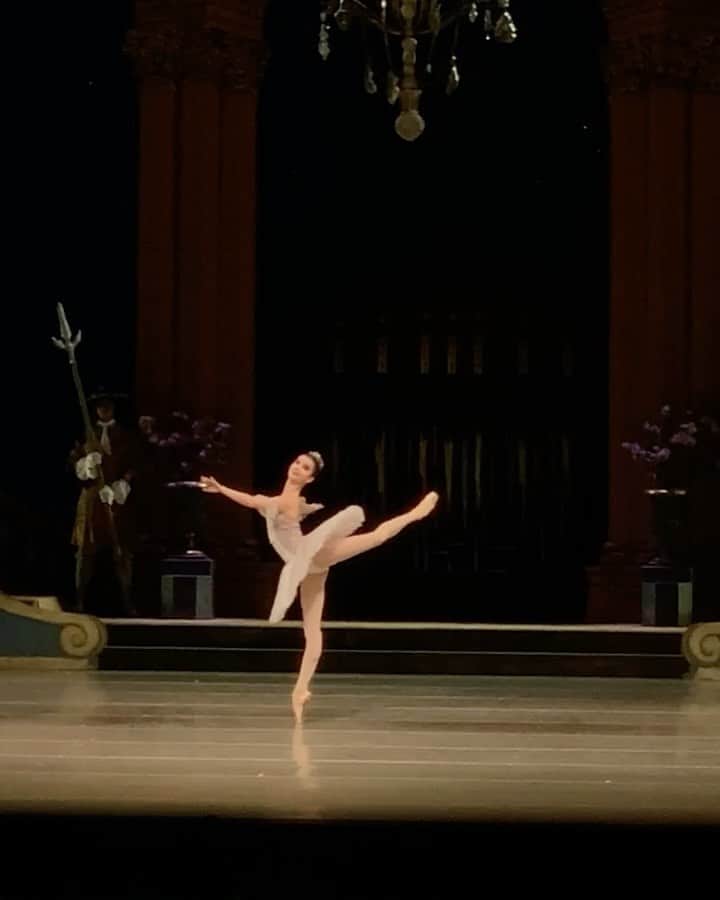 マリア・コーレワのインスタグラム：「“Sleeping Beauty” 24.03.2022  Third act Aurora solo  Thanks for the video @kustov_fred ✨ Incredibly grateful for an opportunity to be in this fairytale 🤍  “Спящая Красавица” 24.03.2022 Вариация Авроры из 3го акта  Спасибо @kustov_fred за видео ✨ Спасибо за возможность побывать в сказке 🤍」