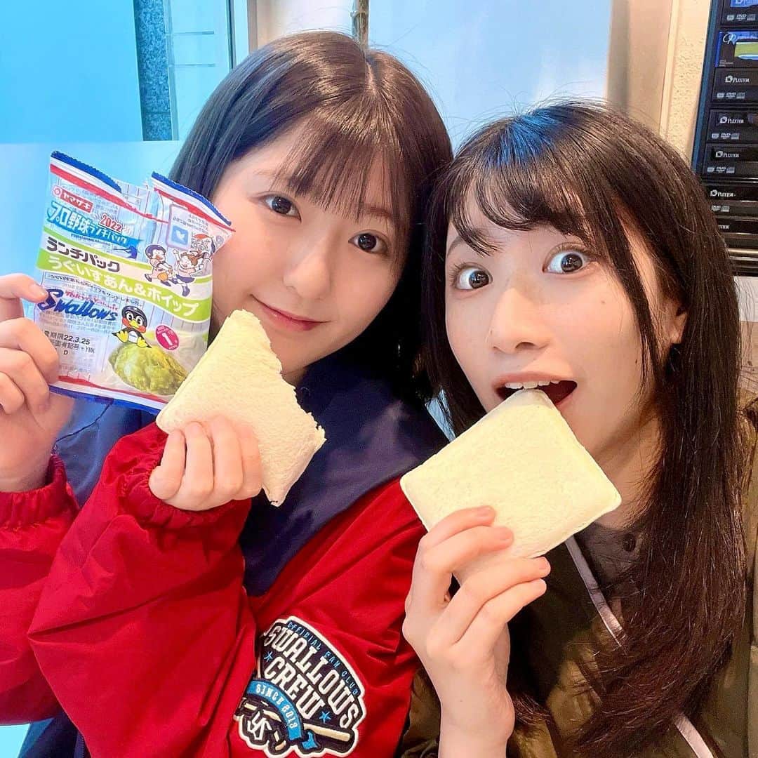 加藤一華のインスタグラム：「. プロ野球開幕の日⚾️ なる、気合い入ってました…！  ロケ先にファンクラブ限定のパーカー、 さらに中にはサンタナ選手のTシャツ。  おやつにヤクルトのランチパック持参。 これ買うためにデイリーヤマザキ巡ったらしいw (ひとつ分けてくれた！🤣笑)  帰りの移動中は 試合観戦しながら 暗闇でニヤニヤしてた…😂  そんな今日でした🤣🙌 ヤクルト逆転勝利おめでとう！  #instablog  #いちなる #野球女子  #プロ野球開幕 #ヤクルトスワローズ  #yakultswallows  #プロ野球ランチパック #なるより先に書いちゃう #なる絶対今大興奮してる #明日話聞くねwww」