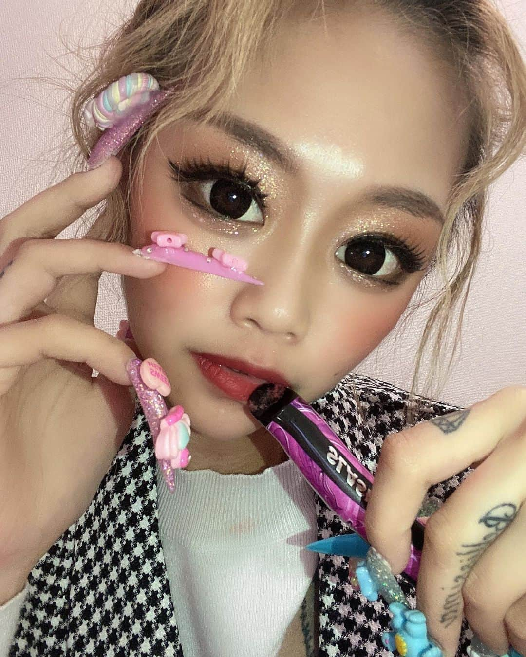 HIRANOAMIさんのインスタグラム写真 - (HIRANOAMIInstagram)「@slash_vape_official から 新作のグレープ味がでたよぉ🍇❤️❤️❤️ 吸った感じもサッパリで1番好きな味かも🙏 . 実際毎日吸ってて痩せた？ってよく 聞かれるくらいダイエットにも効果あり❤️‍🩹✨ 気になったら使ってみてねーっ！！！ . #slash#slashtime#スラッシュ #スラッシュタイム#シーシャ#slashと日常 #vape#水タバコ#シーシャダイエット #減量#健康#香り#持ち運びシーシャ」3月25日 22時15分 - ___xxamigramxx