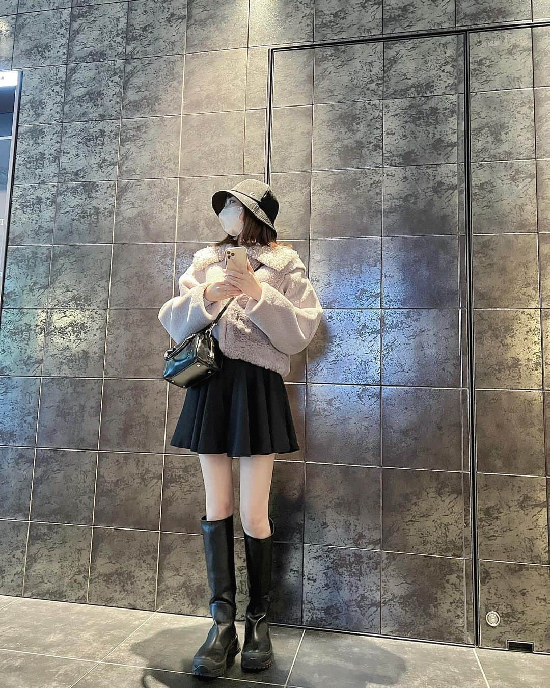 Ayanaさんのインスタグラム写真 - (AyanaInstagram)「mini skirt code🥺🖤 ⁡ この前のめちゃくちゃ寒い日あったやん🥺  あんなに寒いと思わなくて脚出してしまった🧌 でもコートはもこもこだから大丈夫だった☾ skirtは2018ssとかのもの！ お気に入りでずっと履いてる(U•  ̫ •U) ⁡ outer @furfur_official  skirt&boots @snidel_official  ⁡ ⁡ #snidel #usagionline #スナイデル #code #ミニスカート #ミニスカートコーデ #ootd #ロングブーツ #春コーデ #ca4la #バケハ」3月25日 22時20分 - naalunlun