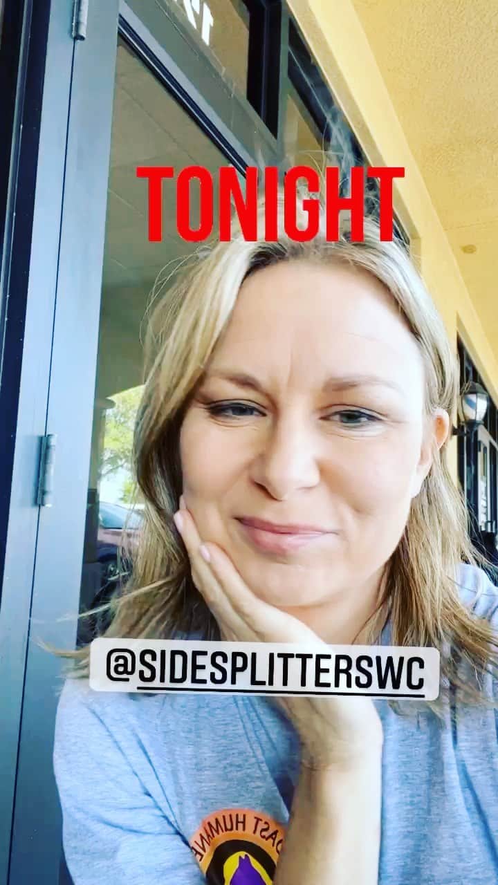 メアリー・リン・ライスカブのインスタグラム：「#Tonight #WesleyChapel ! #Sidesplitters #comedy #standup #wheredoiknowyoufrom Let’s party #electric #freak #fun #laughter One night only #comic #actor #fameish the book pre order my book 💕🎤🎤😂😂」
