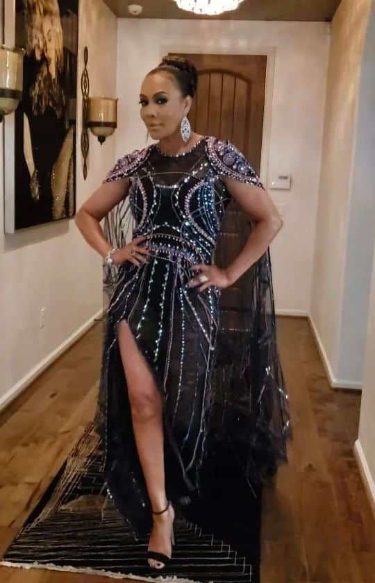 ヴィヴィカ・A・フォックスのインスタグラム：「TGIF Dawlings! #FBF moment STRUTTING into #Oscar weekend! Rocking a FABULOUS @pamellaroland cape gown @candyicejewelry @jimmychoo shoes Hair @reign.mari.hair ENJOY ya weekend & stay bad to da bone! MUAH! #LifeIsGood #GodIsGood #Blessed #Respect #VivicaFoxHair #TeamVivica #TeamFox #MyGrindDontStop #LegitimateCareer #BossMoves #LoveWins #ClassicBadChick 🤗🖤💖🤑👸🏽」