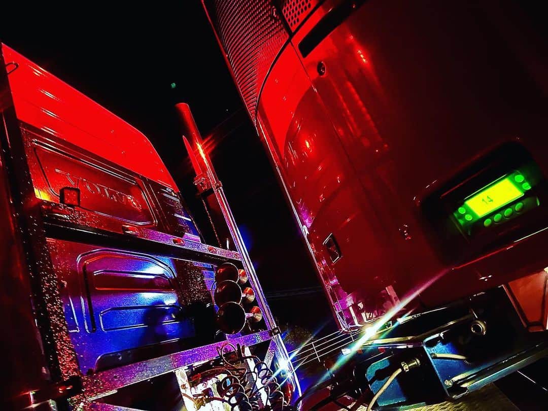 佐々木梨乃のインスタグラム：「❤️💙   #volvo #thermoking   #ボルボ#サーモン  #赤  #夜#背中 #おやすみ  #カメラ #楽しい毎日 #後ろ姿  #時間 #仕事 #パートナー #ナイト  #愛車  #ファインダー越しの私の世界」