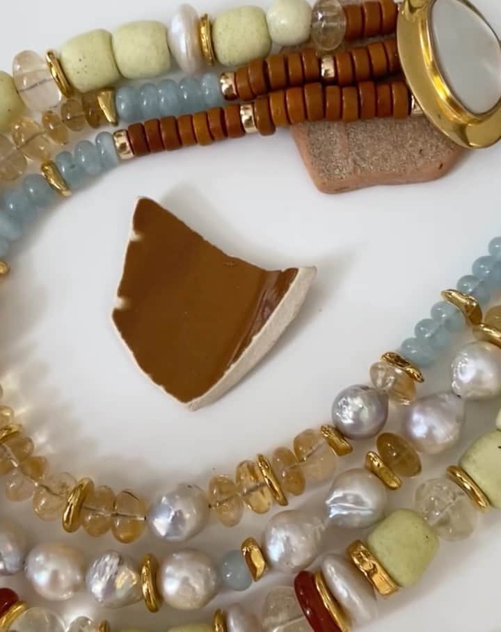 リジー フォルトゥナートのインスタグラム：「This season’s statement strand to rule them all 👑 The Ghost Ranch Necklace is ✨ 3✨ Necklaces in 1 & has the most gorgeous mother-of-pearl closure that can be styled any way your heart desires 〰 #lizziefortunato」