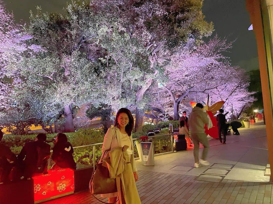 岡安弥生さんのインスタグラム写真 - (岡安弥生Instagram)「桜が咲き始め、ワクワクする季節がやってきましたね🥰 蔓延防止措置も解除されたとはいえ、まだ、油断できない状況が続きますが、少しでも、みんなが、明るい春になりますように。#桜#咲き始めたね#ワクワク#綺麗#満開楽しみ#春#紀尾井町#紀尾井町ガーデンテラス#cherryblossom #springhascome #akasaka#tokyo#写真撮るときだけマスク外してます」3月26日 1時42分 - yayoin3