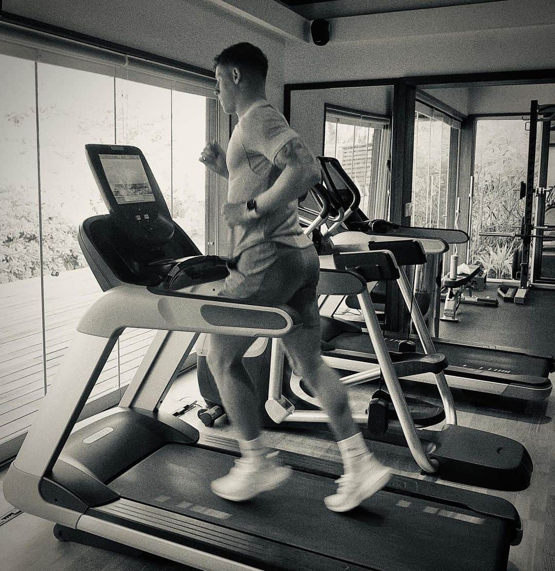 のインスタグラム：「Fitness first. ✅🏃🏽‍♂️」