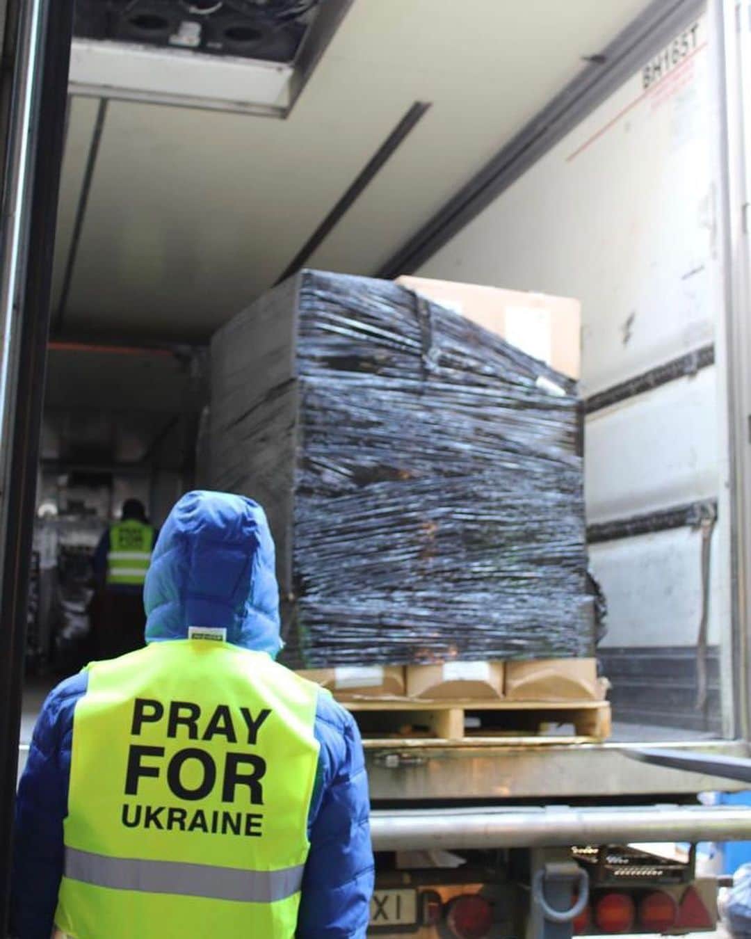 イヴァンカ・トランプのインスタグラム：「Over the last few days, we have delivered 1 Million meals to Ukrainians in Kyiv, Lviv, and Sumy.   Thank you to the Pastors, Rabbis and truck drivers who are risking their lives to bring this food to those in need. With these meals, we hope to provide a small source of comfort and nourishment for Ukrainians who are suffering so unjustly from Russia's invasion of their country.    To the people of Ukraine - you are in our hearts, you are in our prayers, and your courage in the face of violence and hardship is an inspiration. God bless you in your heroic fight to defend your country and your freedom.  🇺🇦 🇺🇦 🇺🇦  @thecityofdestiny @cityservehq @paulamichellewhite @mercychefs #Ukraine」