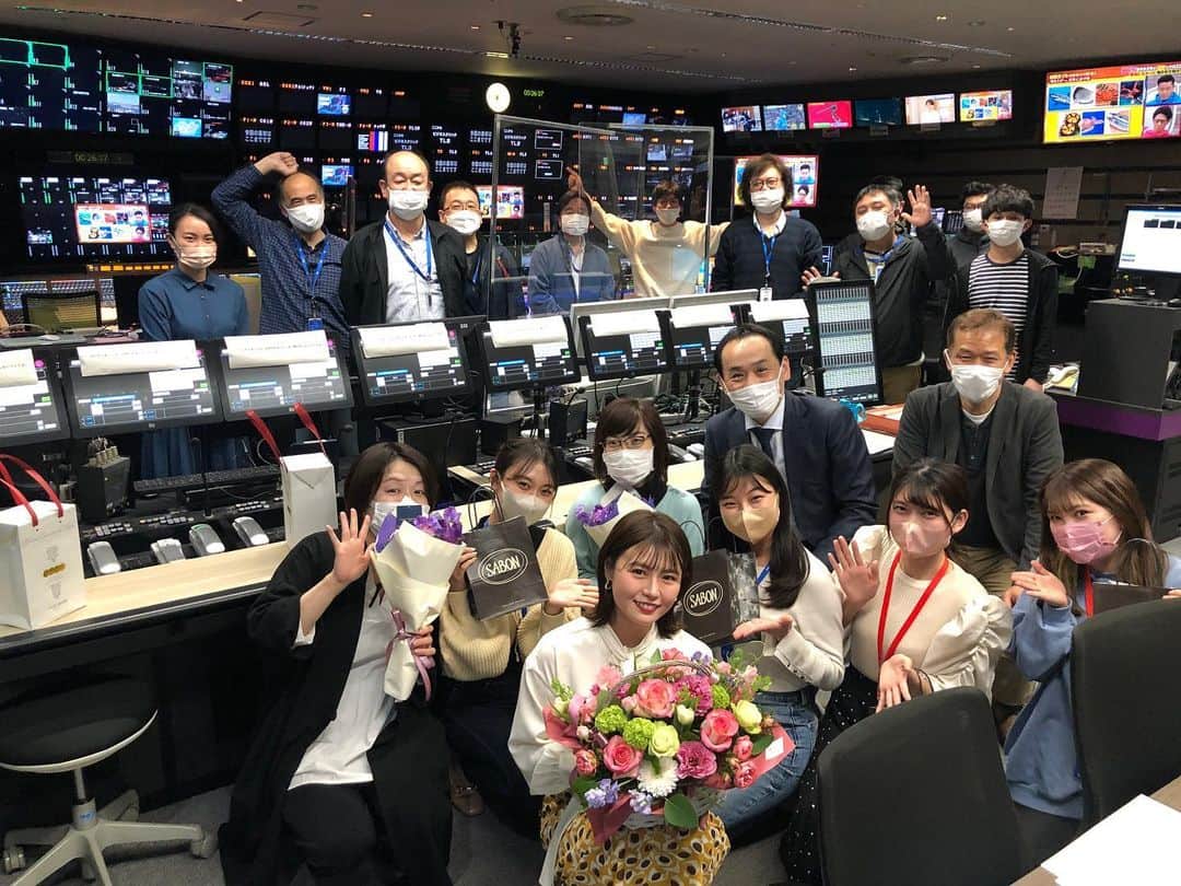 TBS「ビジネスクリック」のインスタグラム：「💛ありがとうございました💛 放送後、スタッフと一緒に写真を撮ってくださいました😻  全員の一生の思い出です🥹💗  #井口綾子 キャスター #ビジクリ #businessclick #TBS」