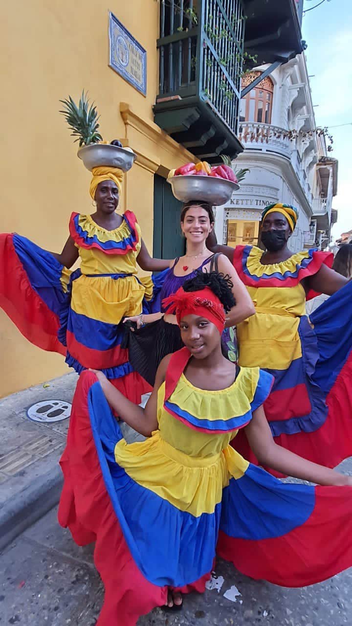 カロウ･カストロのインスタグラム：「CARTAGENA, cariño! 💛💙❤️」