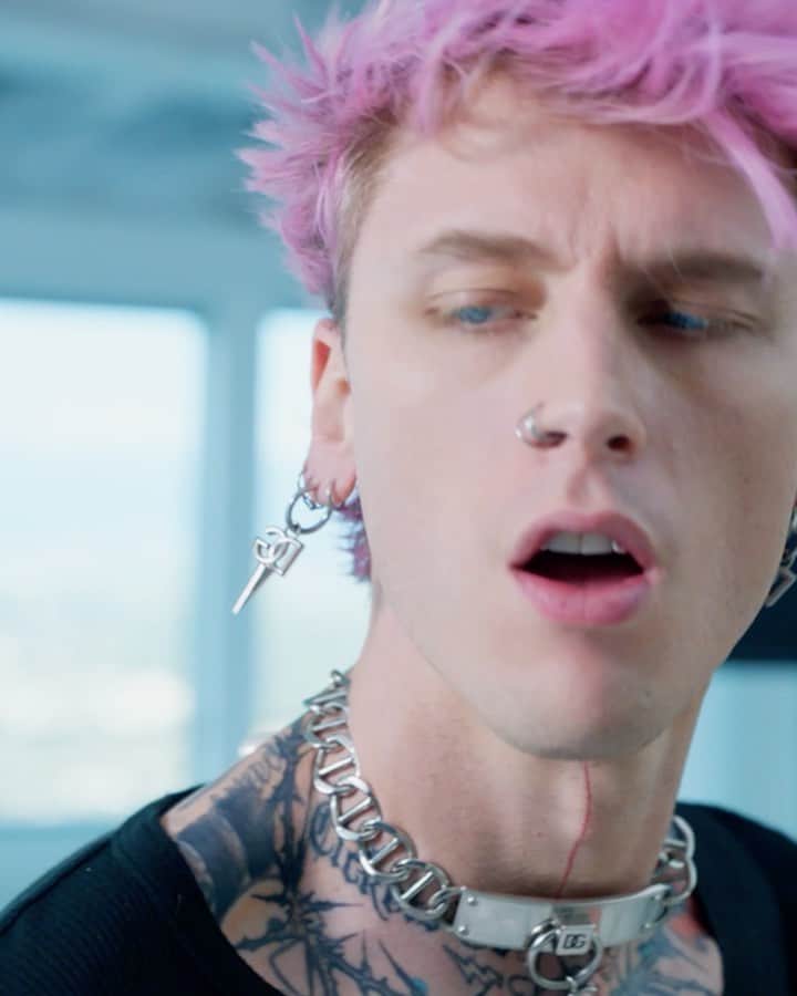 Young Gunnerのインスタグラム：「2,3,5!! “maybe” music video out now 🎬🍅 @olobersykes @travisbarker」