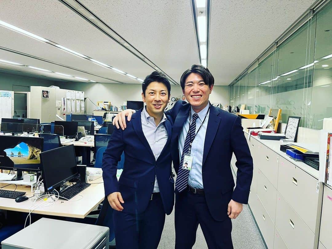 寺川俊平のインスタグラム：「「本音と建前」  人は誰しもが、本音と建前がある。 なんとなくそう思って大人になってきた。 それがあることが大人の条件で 気づけばむしろ建前があるから本音があるとすら 考えるようになっていた気もする。  さて。 かつてメインキャスターとスポーツ担当として同じ半円卓に座ったこの先輩が 会社を辞める。 ほんの数年前だけど、遥か昔のようにも感じる。 あの刺激的でエキサイティングな毎日を 僕は“人生の夏休みのようだった”と表現してきた。 ただ、そんな充実の2年半の中でも 実は、彼の横に座るのがちょっと嫌だった時期がある。 本人にも言ったことはない。  「本音が見えない」  それが理由だった。 生放送の中で悪戯っ子な顔で突然振ってくる鋭めのパスに 狙いはなんだ？ なんて返すのが正解だ？ 何を答えればいいんだ？ そうやって考えて悩んでいた。 結局何もわからないから策無く素っ裸でぶつかって 時に不思議な空気を作ってしまったこともある。 彼は悪戯っ子の顔のまんまニコニコ笑っていた。  本音と建前。 そんなもの子どもの頃はわからなかった。 なのに僕は、大きめの看板、毎日のプレッシャーを前に 人の本音ばかり探るようになっていたのかもしれない。  最近になってわかったことがある。 この先輩に建前なんかなかった。 こちらが勝手に大人になった気になって 探っていた本音は もう目の前のその笑顔に100%出ていたのに。 でも僕はその奥になにかあると信じて探っていた。  「これからも本当のことを追求していきたい」  画面越しに見た 番組での別れの挨拶で 彼はまっすぐこちらを向いて話していた。  最後の最後まで そこに建前はなかったのだと思う。 他意や狙いはない。全てが本音。 それが富川悠太という人なのだ。  だから、 純真無垢な、飽くなき好奇心のその先へ 新たなスタートを切るんだと、そう思う。  またいつか どこかで横に座るのことがあったら 今度は僕が悪戯っ子な顔をして 剥き出しのパスを出してみようと思う。 想像するとなんだかワクワクする。  富川さん。 長い間お疲れ様でした。 そして、本当にありがとうございました。 ちょっと太りやすい体質は似てると思うけど またラーメン、食べに行きましょね。  #本音と本音」