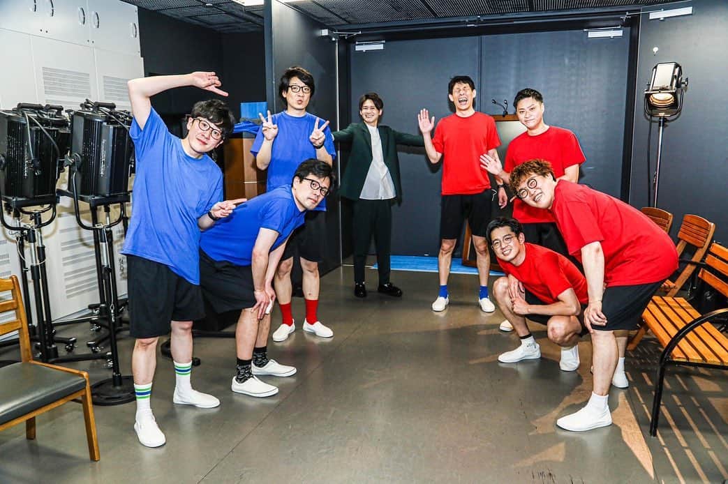 のインスタグラム：「ラフフェスありがとうございました！ ゲームコーナーだトットちゃん と 囲碁将棋の２人が仲良くしたい人を集めました に出させて頂きました！ なんか肩パンをしたがる囲碁将棋さんと、安定の藤崎さんと、大人気のマユリカと、変わらずのヘンダーソンと、冷静かつ椅子を下げたがるタモンズと コーナーとトークをやらせてもらいました！ 最高でした！！  #囲碁将棋 #藤崎マーケット #トット  #タモンズ　 #ヘンダーソン #マユリカ」