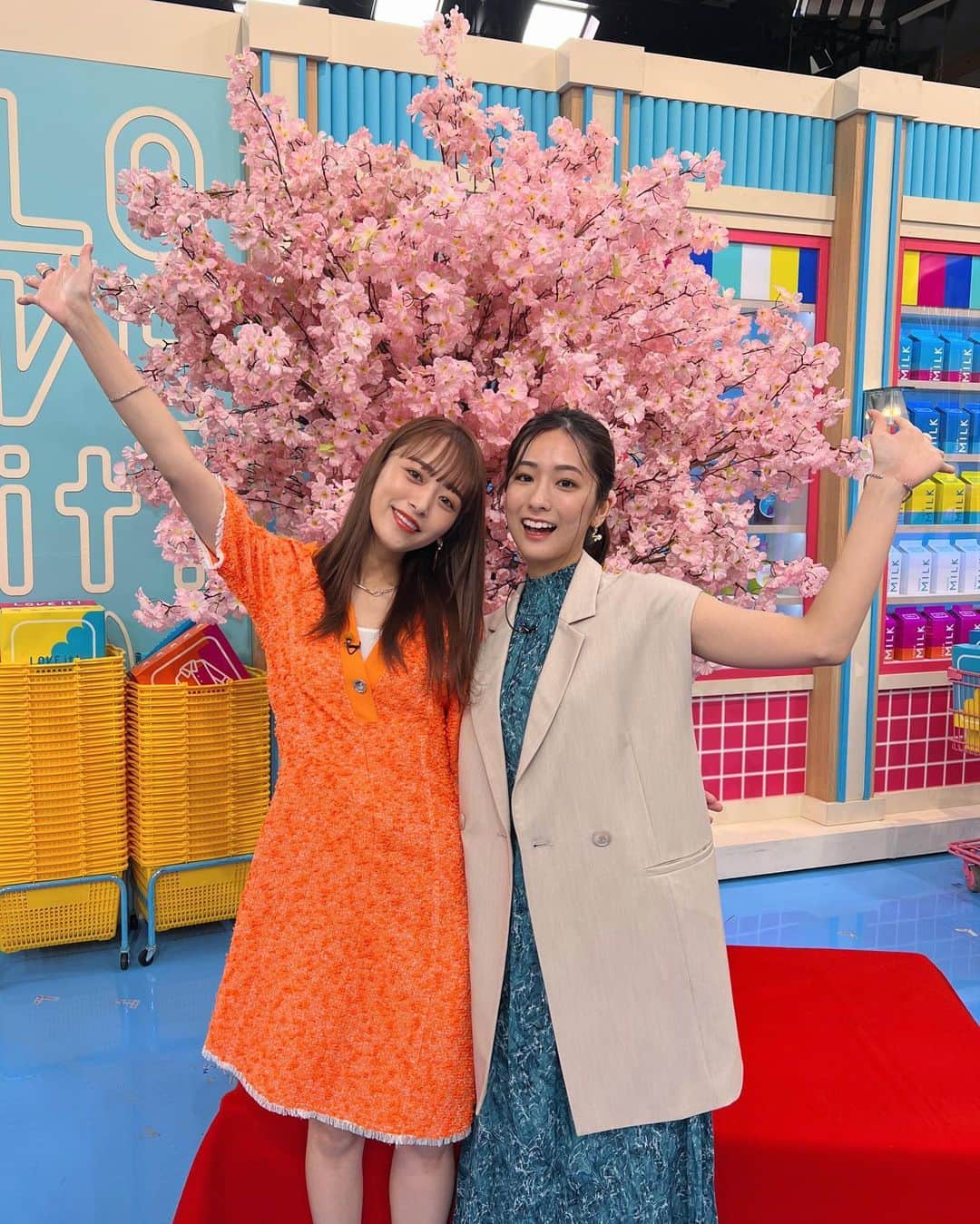 近藤千尋のインスタグラム：「おはようございます✨✨  春ですなぁ〜🌸 昨日のオープニングは、おすすめの お花見スポットということで… スタジオに桜が☺️笑  まこちんとはCM中もずっと 遠くから話しています。笑😂  昨日も皆で仲良し金曜でした💕 @tbs_loveit   さて、今日は花咲かタイムズ生放送📺 名古屋いきまっせ〜🤍🤍🚅  衣装詳細です⏬  ウェア @31philliplim  ネックレス、ピアス @bonee.official  ブレスレット、リング @unoaerre_japan  シューズ @charleskeith_jp」