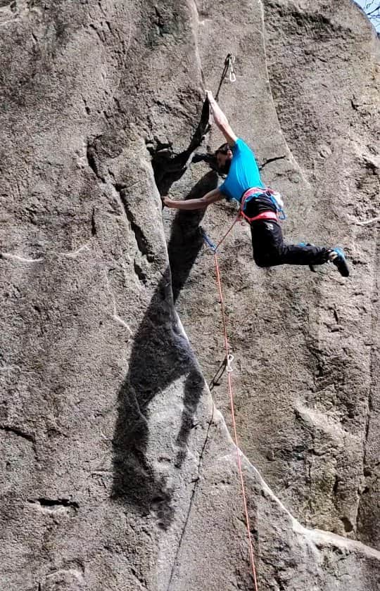 イェルネイ・クルーダーのインスタグラム：「High temperatures forced me to do some sport climbing. After making FA of "Ollie la star" 8b and sending "Simple man", I manged to send another @giuliano_cameroni classic "Father and son" 8b+ on my second go. Grazie @valdo_chilese for the video. Was happy to see you again 😁. I have few days left, and my mind got set on another Bavona sport climb...Coup de grace 🗡 Let's hope my split doesn't effect my wish to send it 🔥 ____________ @scarpaspa @ocun.climbing @snowmonkey」