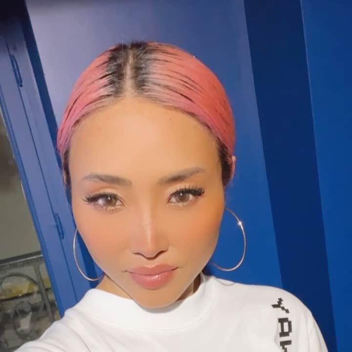 のインスタグラム：「Friday feels like…✨ Bon week-end everyone💜」