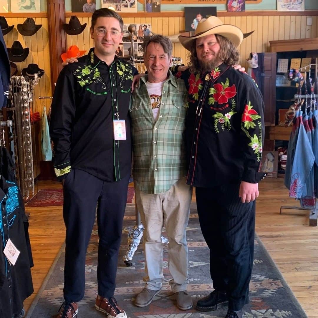 ロックマウントのインスタグラム：「Thank you to @unrealaltj for shopping Rockmount! The English rockers stopped by our flagship store in Denver before their show at the @1stbankcenter Wednesday and picked up shirts, hats, bolos and more. The leads, @gusunger and Joe Newman were very friendly, and they invited us to the show. Denver was part of a two month US tour. If this was not enough, it gets better. Rockmount was on stage front and center. Gus wore a 6799-BEER BLK and Joe wore a 6706-BLK/RED Paniolo Hibiscus. You could feel the pulsating lighting and sound. Nothing like good music, amazing lighting and Rockmount! #rockmount #rockmountranchwear #westernwear #denver #colorado #altj #firstbankcenter」