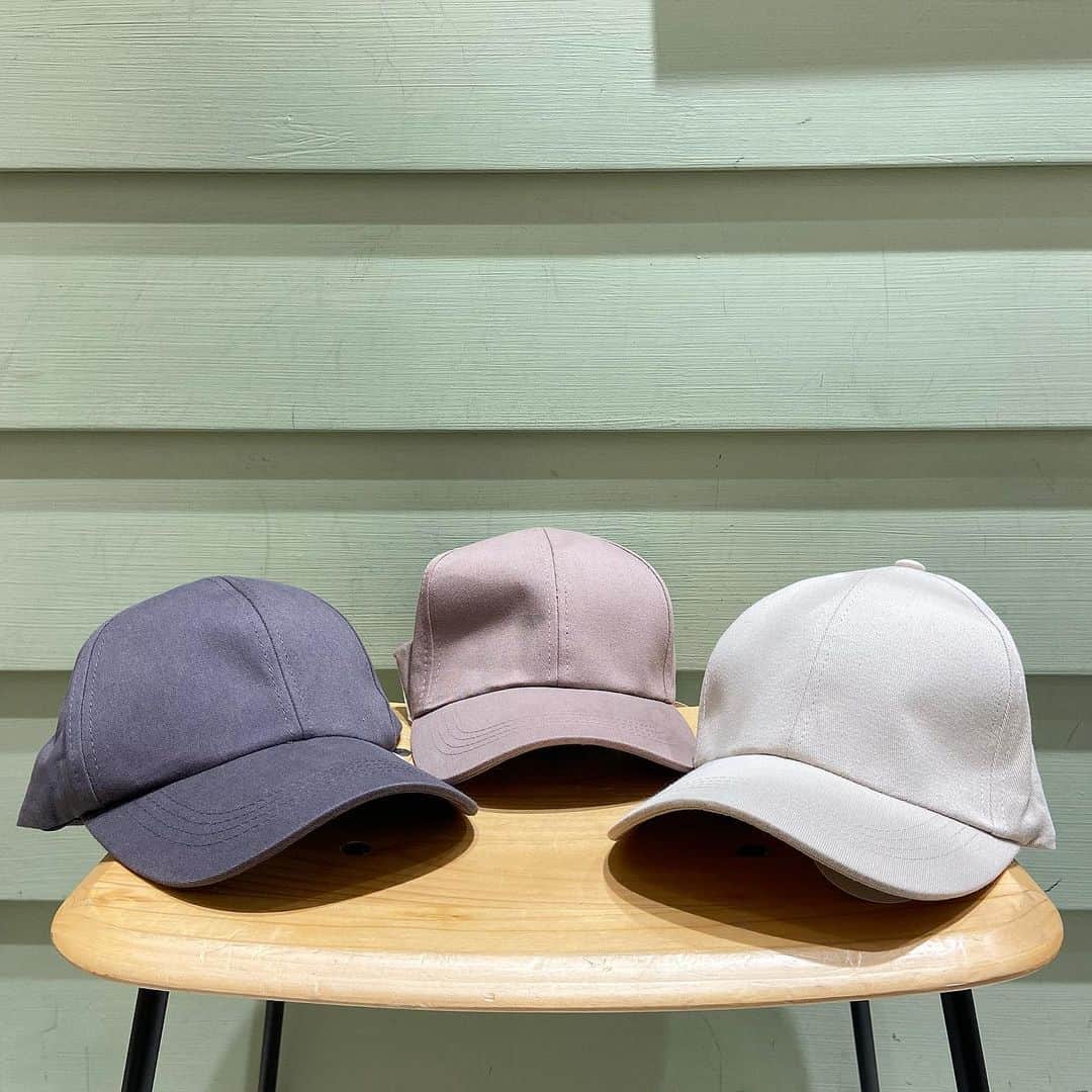 3COINS lN LUMINEのインスタグラム：「こんにちは！ 3COINSルミネ北千住店です🌿  本日は新商品のご紹介です！🧢  バックロゴキャップ 300円(税込330円) 写真右：LBE 写真中央：PKBE 写真左：CH  春のお出かけにぴったりなキャップです🌸 日差しや紫外線対策として、いつものコーディネートにプラスしてみてはいかがでしょうか？☺️  是非、店頭にてご覧ください！  ※店舗により在庫状況が異なりますのでご注意下さい。  #3coins #スリーコインズ #スリコ #キャップ #帽子」