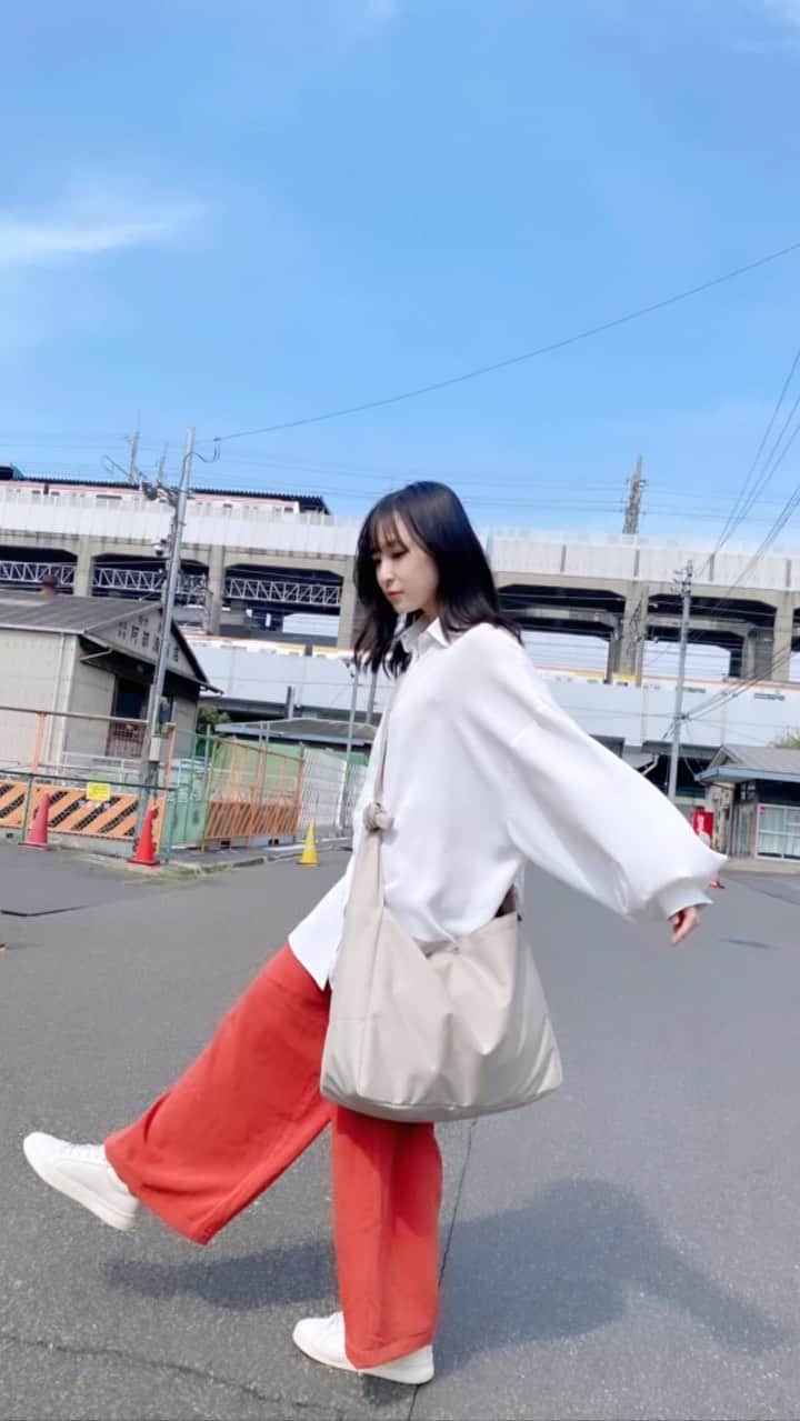 のインスタグラム：「寒くて春服着るタイミングわからんねえ🐑  #春　#春服　#fashion #カラーパンツ  #シャツコーデ　#code #japan #film_jp #act #actress #彼女感」