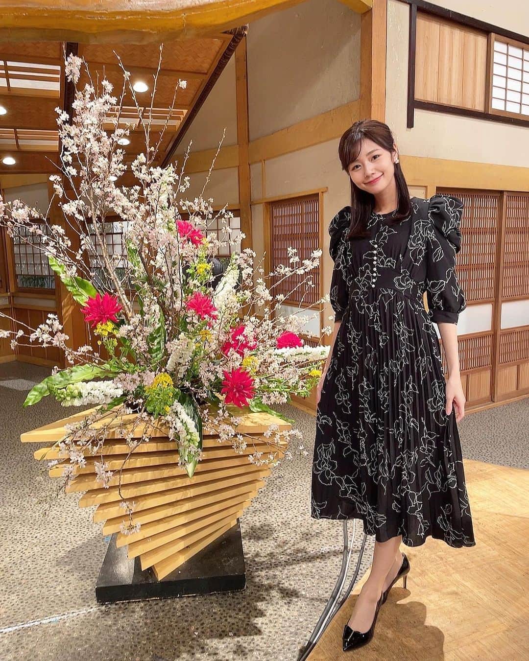 杉浦みずきのインスタグラム：「. なんと、馴染みのあるこのサンデーモーニングのスタジオセットが、先週でお別れでした🥺 今週からは新しいセットになります！✨✨　どんなスタジオになっているかお楽しみに😊 でも子供の頃から見ていたこのスタジオセットとお別れはなんだか寂しい〜😂  最近の衣装を一気に〜〜  1枚目 ワンピース @tocco_closet  イヤリング @grossejapan  パンプス @dianashoespress   2枚目 ワンピース @lilliancarat_official  イヤリング @osewaya_official  パンプス @dianashoespress   3枚目 トップス、スカート @proportionbodydressing  イヤリング @osewaya_official  パンプス @dianashoespress   4枚目 ニット、スカート @proportionbodydressing  イヤリング @osewaya_official  パンプス @dianashoespress   5枚目 セットアップ @andemiu_official  イヤリング @grossejapan   6枚目 ワンピース @belinda_official_world  イヤリング @grossejapan  パンプス @dianashoespress   7枚目  ニット @rene_official_jp  スカート @and_cherim  イヤリング @grossejapan  パンプス @dianashoespress」