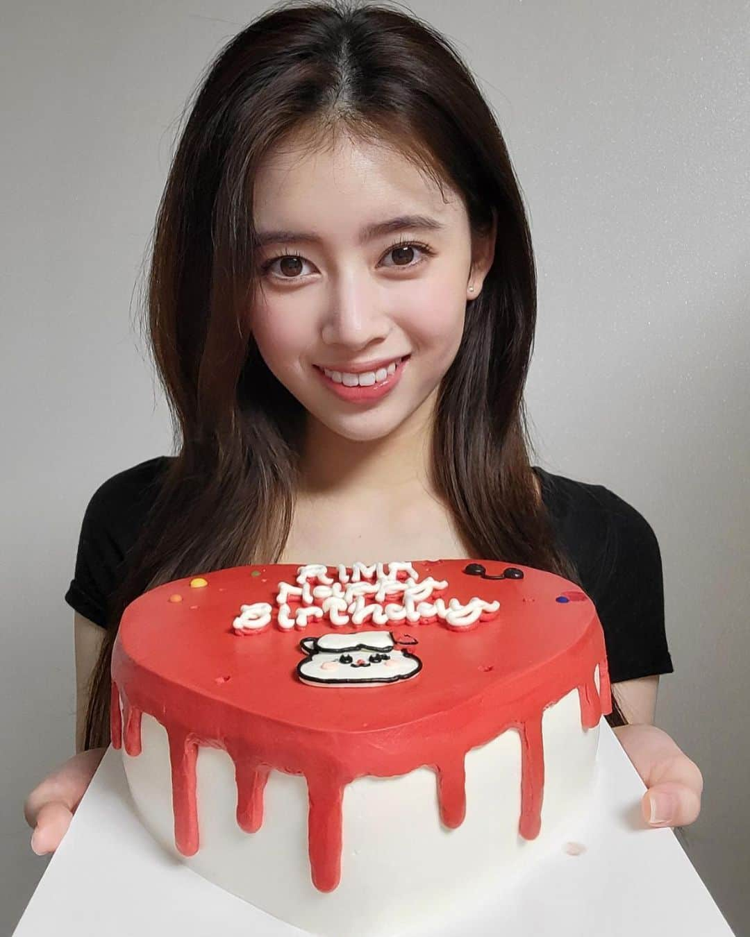 NiziUさんのインスタグラム写真 - (NiziUInstagram)「I turned 18 today~♡ Thank you for celebrating and sending lots of love   18歳になりました～♡ 誕生日を祝ってくれて、いつも暖かいメッセージを送ってくれてありがとう!　幸せです! 18歳の私もよろしくね😉   오늘 생일 축하해주시고 항상 응원해주셔서 정말 감사합니다~! 행복해요 ~~~ 위쥬 앞으로도 잘 부탁해요♡   You all make my day everyday, I love you♡ #NiziU #RIMA #🎂🎂🎂」3月26日 17時56分 - niziu_artist_official