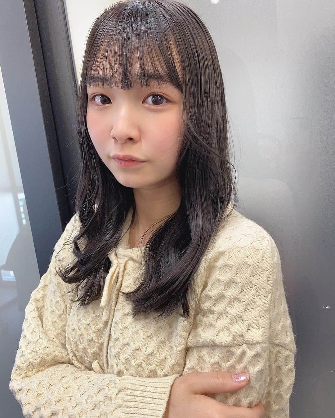 天野ききさんのインスタグラム写真 - (天野ききInstagram)「⁣ おはよっ👊🏻⁣ 昨日はオフだったから美容室に行ってたの☺︎⁣ いつもなるさんありがとうございます🤍⁣ ⁣ 最近みんなに髪茶色いねえって言われるから、かなり黒めにしてもらったよ〜！⁣ 写真だと焦げ茶に見えるけど、生で見るとかなり黒なの〜！⁣ 地毛が焦げ茶だから見慣れない〜！色落ち楽しみ🥰⁣ ⁣ ちなみにみんなは、どんな髪型が好き〜？⁣ 私は女の子だったら金髪ボブ(見るだけ)が好きなの！超可愛い☺️⁣ 私は切る勇気が出なくてずっとロングのままかなーと思ってるんだけど、この長さが好き！とかこの色がいい！ってリクエストはありますか〜！！🤲🏻⁣ ⁣ (色は多分あと二三年は黒か焦げ茶位だけど！)」3月26日 18時20分 - kiki_amano