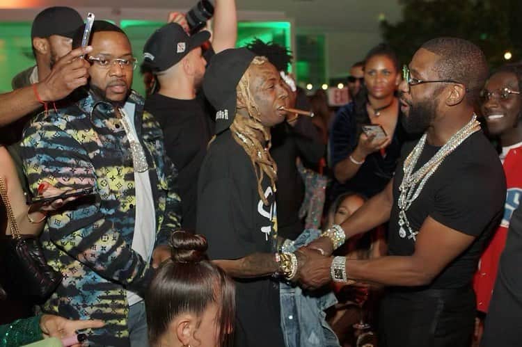 フロイド・メイウェザー・ジュニアさんのインスタグラム写真 - (フロイド・メイウェザー・ジュニアInstagram)「Lil Wayne low key sliding me $10,000 cash. Young Money + The Money Team. We’re related by companies. It’s 5 Letters, and That’s YMTMT.」3月26日 10時11分 - floydmayweather
