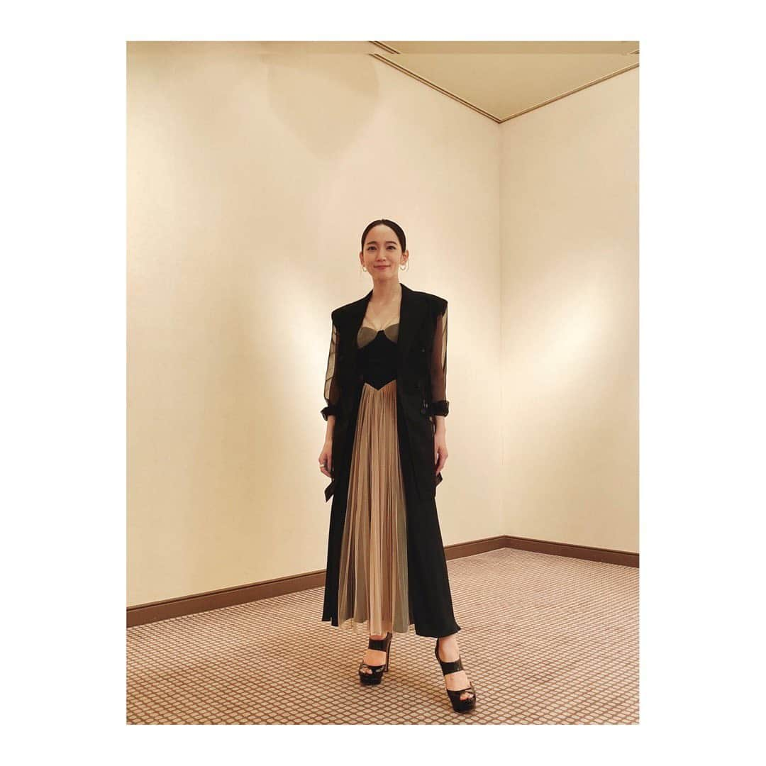 吉岡里帆さんのインスタグラム写真 - (吉岡里帆Instagram)「styling: @chibakey   jacket/dress @fetico_official pierce @charlottechesnaisjewelry ring @soierie_official」3月26日 10時21分 - riho_yoshioka