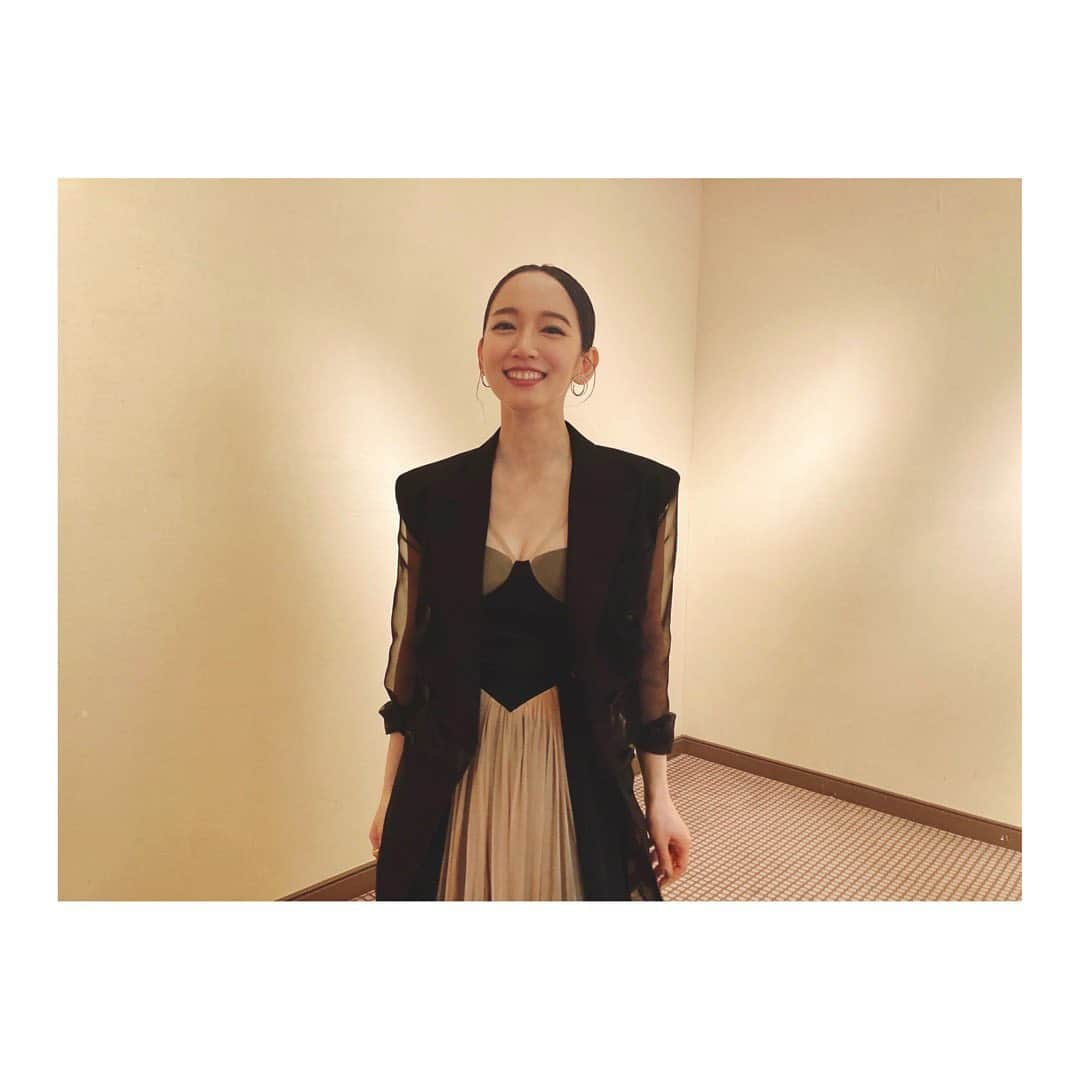 吉岡里帆さんのインスタグラム写真 - (吉岡里帆Instagram)「styling: @chibakey   jacket/dress @fetico_official pierce @charlottechesnaisjewelry ring @soierie_official」3月26日 10時21分 - riho_yoshioka