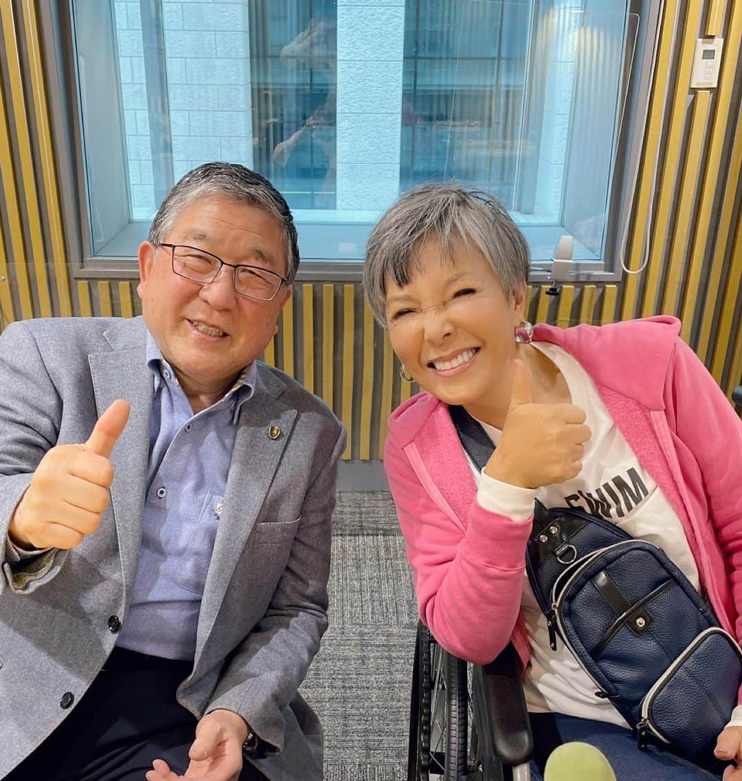 ピーターさんのインスタグラム写真 - (ピーターInstagram)「昨日から、車椅子通勤‼️笑笑  「くにまるジャパン極」終えてから、 RIKACO宅でお寿司ランチとマッサージして、夕方には、 「５時に夢中！」生放送。  そして今日は、 朝イチで徳光和夫さんのラジオ 「とくもり歌謡サタデー」生放送でした。  ん〜❗️ 頑張りました❤️❤️❤️❤️❤️  　　慎之介拝  #ピーター #池畑慎之介 #くにまるジャパン極  #5時に夢中  #中尾ミエ #ミッツマングローブ #徳光和夫 ＃とくもり歌謡サタデー  #松葉杖 #車椅子  #ひとり唄」3月26日 10時37分 - oziba1952