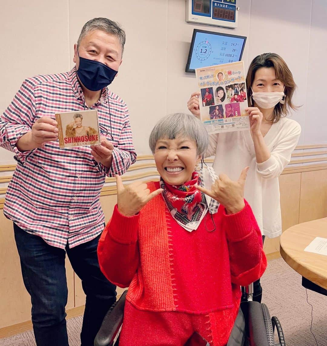 ピーターさんのインスタグラム写真 - (ピーターInstagram)「昨日から、車椅子通勤‼️笑笑  「くにまるジャパン極」終えてから、 RIKACO宅でお寿司ランチとマッサージして、夕方には、 「５時に夢中！」生放送。  そして今日は、 朝イチで徳光和夫さんのラジオ 「とくもり歌謡サタデー」生放送でした。  ん〜❗️ 頑張りました❤️❤️❤️❤️❤️  　　慎之介拝  #ピーター #池畑慎之介 #くにまるジャパン極  #5時に夢中  #中尾ミエ #ミッツマングローブ #徳光和夫 ＃とくもり歌謡サタデー  #松葉杖 #車椅子  #ひとり唄」3月26日 10時37分 - oziba1952