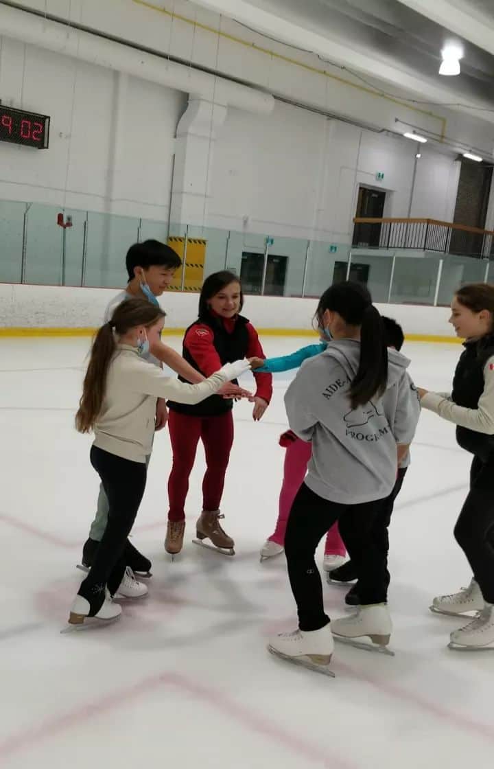 リュボーフィ・イリュシェチキナのインスタグラム：「We are all ready for the Regionals 💪💪  @patinageqc @skate_canada @coach.ca @gameplancanada」