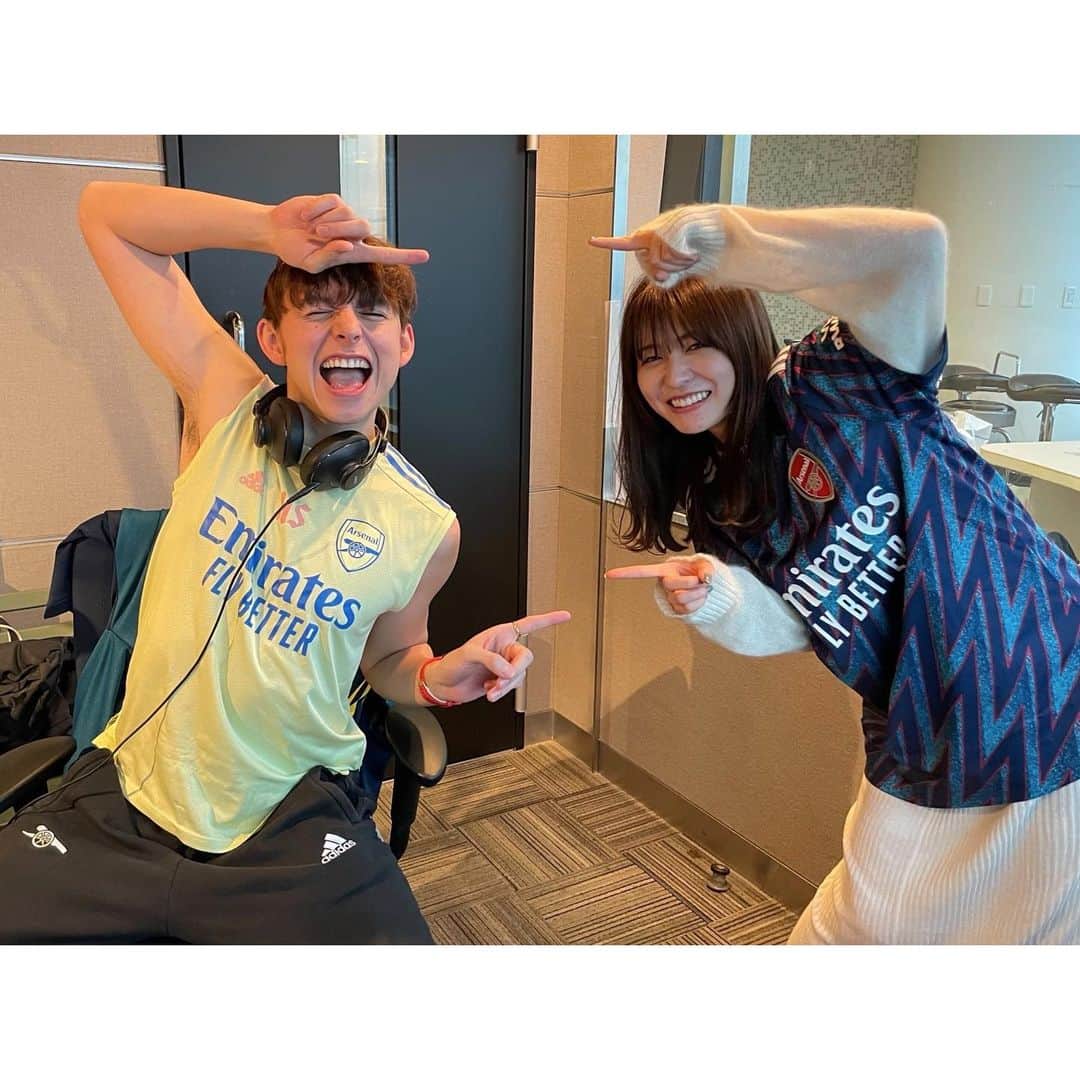 のインスタグラム：「ねるそんありがとう😊  いつも自然体のねるそんから生まれる言葉はねるちゃんファンだけではなく、沢山の方に届いて心を動かしました。一方通行ではなく、リスナーの皆との距離が更に縮まったのもねるそんのおかげ！更なる進化と幸せを祈ります🕺🏻  そして最初から最後までアーセナルばっかでごめんね😂ベンホワイト好きになってくれてありがとう😏  Take care @nerunagahama_ 🕺🏻 Best wishes for a fantastic future.   #popjwave #jwave #ラジオ最高  #アーセナル #arsenal  #前日着てきてねとはいってません #笑」