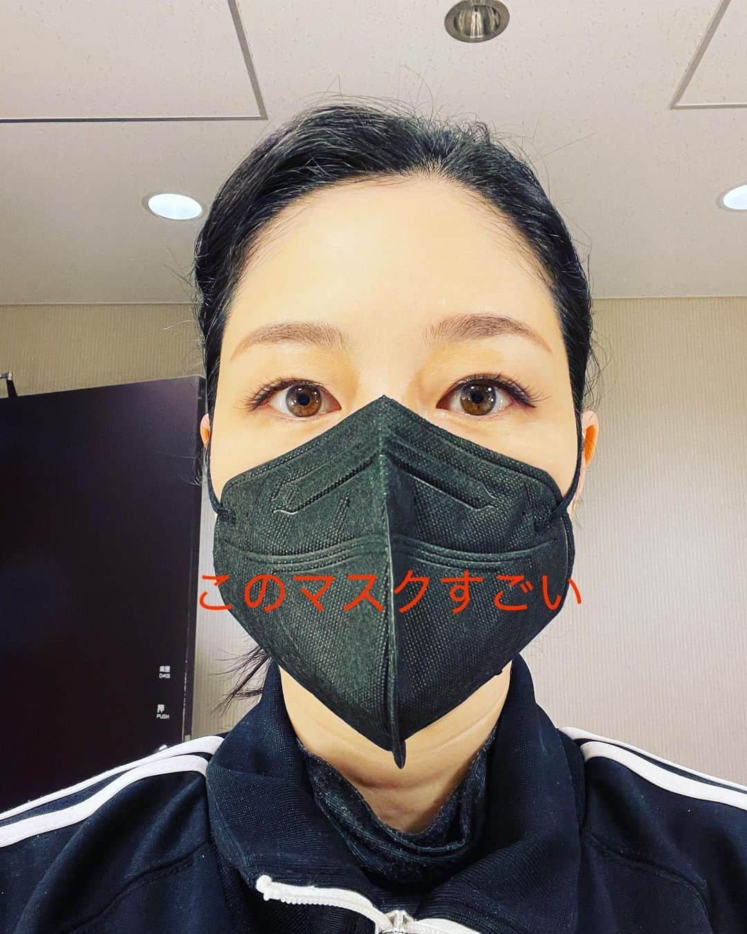 堀内敬子さんのインスタグラム写真 - (堀内敬子Instagram)「劇場に着いたら、制作が用意していた、マスク。  感染対策を更に強化して。  なんとか公演を続けたい気持ちが伝わり。  じんわりする❤️  #感謝 #感染対策 #すごいマスク #なんとか地方公演にも行きたい #見せたい人がいる #ブラッドブラザーズ」3月26日 11時32分 - horiuchi_keiko