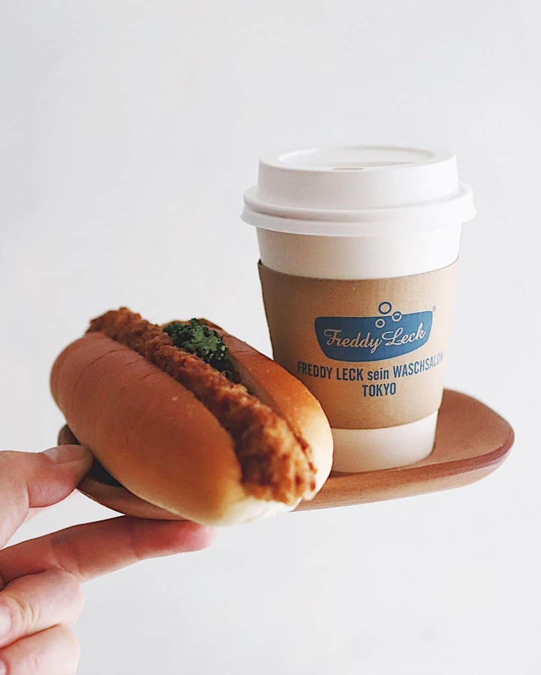 樋口正樹のインスタグラム：「sandwich & coffee . お昼も簡単に近所の 惣菜パンとコーヒー。 . 丸栄さんのコッペの ヒレカツのサンドは 碑パンよりも上品で 軽い口当たりで美味。 コーヒーはそのお隣 ウォッシュサロンの フレディレックさん。 . あとスマホカバーを 春なので新調したよ。 ちょいアレですけど😅 . . #惣菜パン #ヒレカツサンド #丸栄ベーカリー #テイクアウトコーヒー #フレディレックウォッシュサロン #学芸大学 #学芸大学グルメ #目黒通り #meguromaruei #freddyleckseinwaschsalontokyo #freddyleckseinwaschsalon」