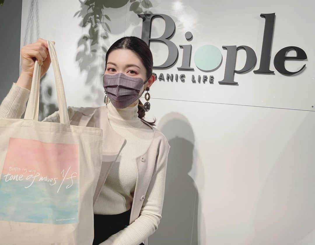 櫻井麻美のインスタグラム：「『BIOPLE FES vol.14』に行ってきました✨ ・ ナチュラル＆オーガニックの最新アイテムをチェックしてきたので、気になった商品を少しご紹介します😊 ・ ・ @ecostore.jp  Laundry Liquid / Powder ULTRA POWER 👉写真のTシャツの汚れを落としたのは、これまで多くても3種類の酵素だったのを今回初めて5種類の酵素を使用することで実現したそうです！これは是非使ってみたい。 ・ @roselabo.japan  ローズマルチミスト 👉成分表のトップが水ではなくハイブリッドローズ花水になってます🌹化粧水とオイルの二層式化粧水。これ一本でOKなオールインワンで、且つスプレータイプなのが嬉しい！デコルテやボディに使ってみようと思います。 ・ @fleurancenature_jp  クレンジングミセラーウォーター 👉フランス発の拭き取りクレンジングでダブル洗顔不要な上マスカラも落ちるとのことなので、目元のメイク落としに使いたい。 ・ 犬の健康を真剣に考えて作られたドッグフード2種も気になりました🐕 @whitefox2008  @bauwaw_official  ・ @elixinoljapan  Botanical CBD fragrance 👉ロールオンなので、首筋に塗るのがオススメだそう。実験疲れがまだ抜けてないので、首に塗って癒されたい。Mgも入ってたらさらに良いなぁ✨ ・ ・ オーガニックの商品は、ひと昔前まではオーガニックであること自体が良いという市場でしたが、最近では体感や効果、エビデンス等が求められるようになってきたなと感じます。 ・ これからますます楽しみです😊 ・ ・ #オーガニックコスメ  #ナチュラルコスメ  #biople  #bioplebycosmekitchen  #最新コスメ @biople」