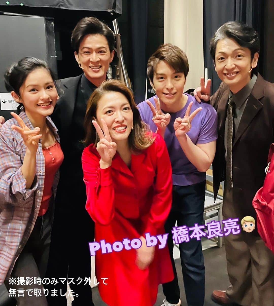 安蘭けいさんのインスタグラム写真 - (安蘭けいInstagram)「昨日、『next to normal』初日を無事迎えることができました🎊 ９年越しの再演に胸が高鳴り、興奮しすぎて、カーテンコールでのご挨拶の時私の意識はどこかに行ってました😅素晴らしい体験をしてることを実感しました✨✨✨ 今日は望海チームの初日です㊗️ キャスト12人、そしてバンドさん、スタッフの皆さんと共に大千穐楽まで無事駆け抜けられますように❗️皆さんと毎日奇跡を起こしましょう✨ ご観劇ありがとうございました💕  #nexttonormal #日本オリジナルバージョン #初日 #シアタークリエ #新たな家族 #普通の隣でいいよね #東京は4/17まで #大阪名古屋行きます #岡田浩暉 さん #新納慎也 さん #海宝直人 くん #昆夏美 ちゃん #橋本良亮 くん #カメラマン #安蘭けい」3月26日 13時26分 - toko_aran