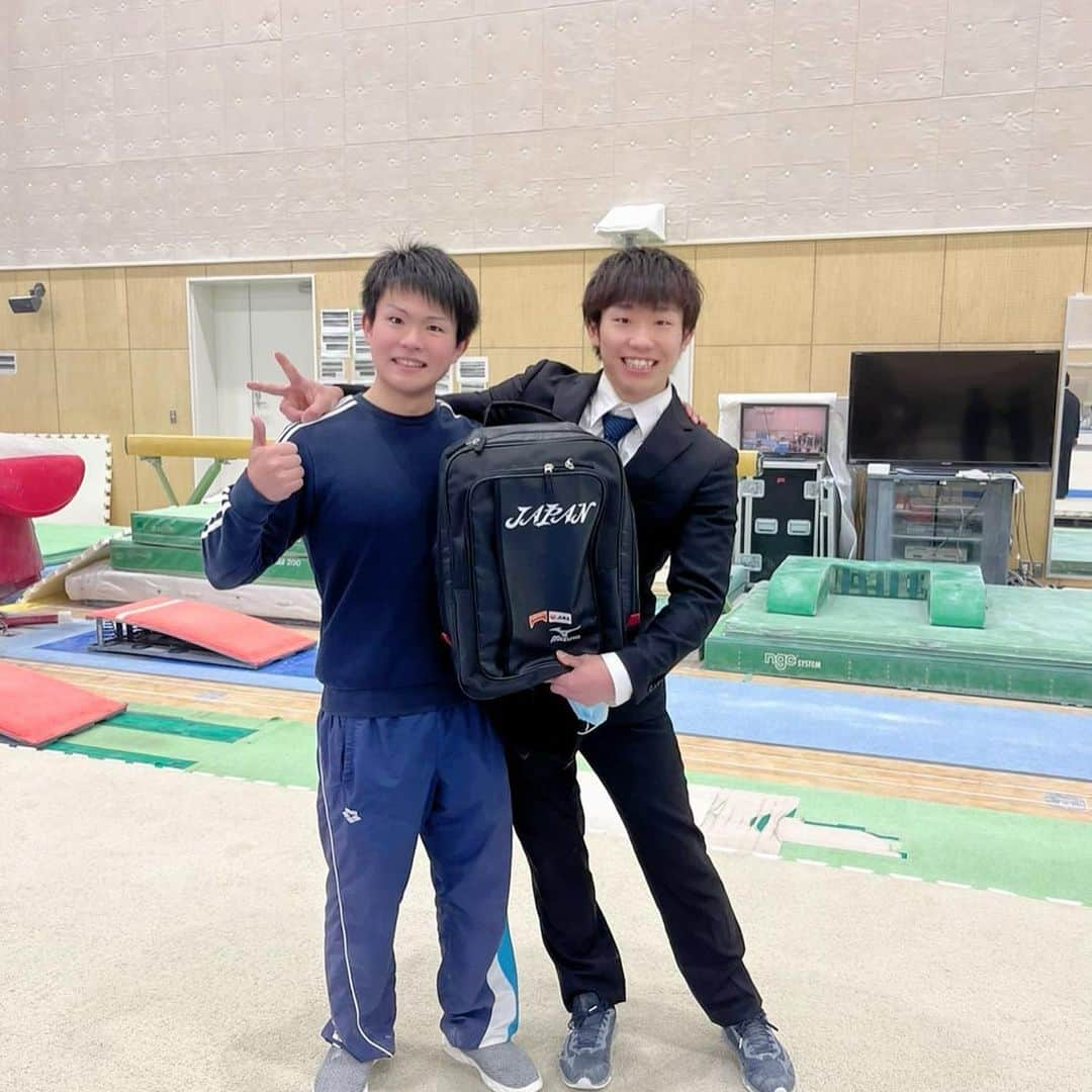 宮地秀享さんのインスタグラム写真 - (宮地秀享Instagram)「9年間同期として、5年間コーチとしてサポートしてくれた和真ともお別れ  これにて正座マスター・ハイバーマスター解散！！  お互い忙しくて中々会えなかったけど、最後に全日本選手権以来1年ぶりの通しで鉄棒の補助をしてもらいました！ もう昔のようにはいかないけど今できる最大限の演技  和真みたいな指導者を僕は目指していこうと思います！ 言葉に表せれないほど感謝しています！  本当にお世話になりました！  #最強コンビ #正座マスター #ハイバーマスター #これにて終了  #ありがとうございました」3月26日 13時49分 - gymhide